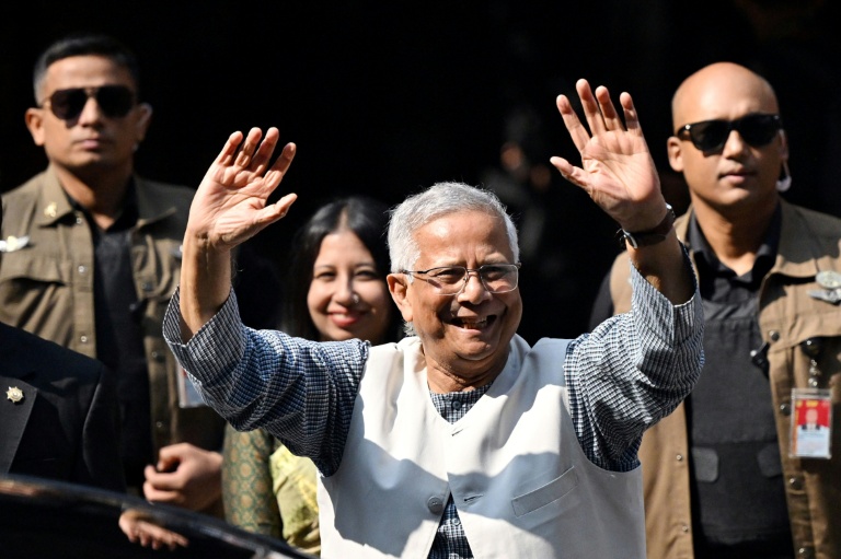 Le prix Nobel de la paix Muhammad Yunus (c), à la tête du gouvernement provisoire, arrive pour voter aux législatives, le 12 février 2026 à Dacca, au Bangladesh