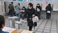 Des Japonais votent pour les élections législatives anticipées dans un bureau de vote de Tokyo, 8 février 2026
