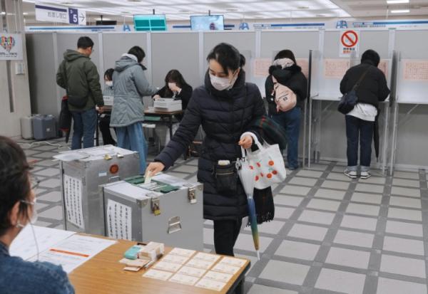 Des Japonais votent pour les élections législatives anticipées dans un bureau de vote de Tokyo, 8 février 2026

