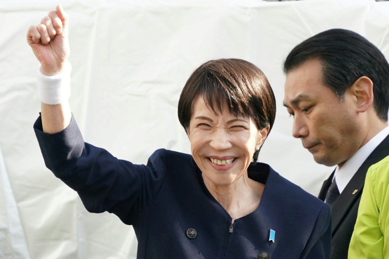 La Première ministre japonaise Sanae Takaichi (à gauche) dont le Parti libéral-démocrate (PLD) est en bonne voie pour remporter les législatives anticipées, le 27 janvier 2026
