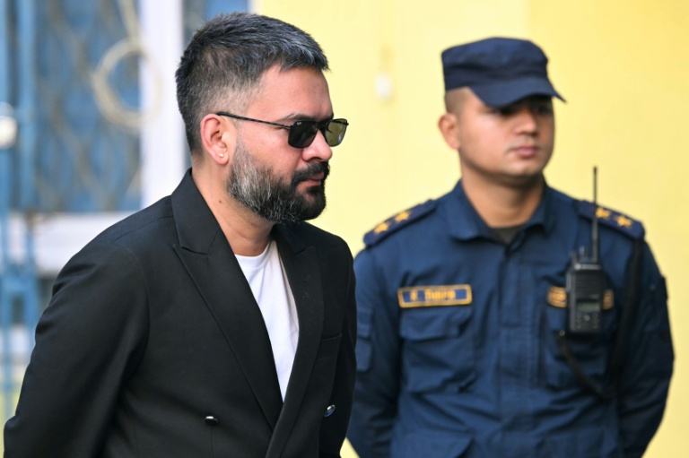 Balendra Shah (à gauche), au bureau de vote le 5 mars 2026, a conduit son Rastriya Swatantra Party (RSP) à une victoire écrasante aux législatives du Népal face à la vieille garde

