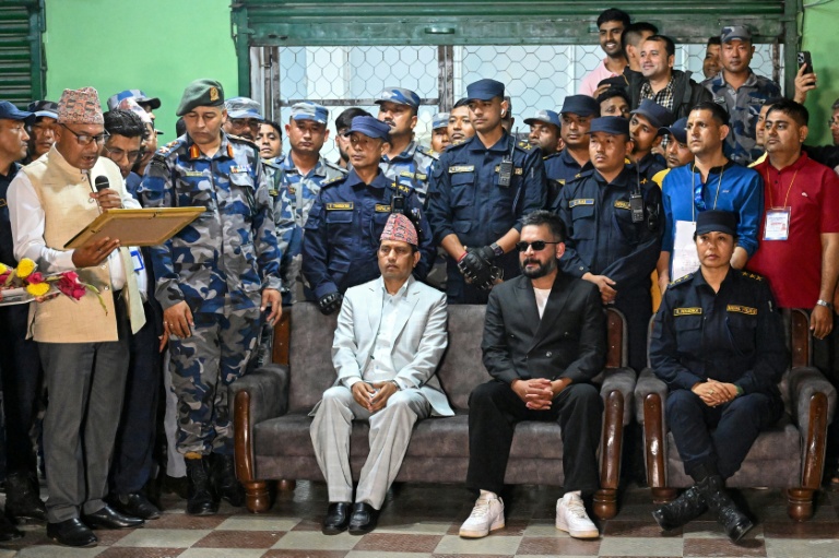 Balendra Shah (au centre, à droite), du Rastriya Swatantra Party (RSP), attend le 7 mars 2026 à Damak, dans le district de Jhapa, le document de certification de sa victoire aux législatives du Népal 
