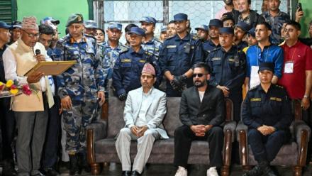 Balendra Shah (au centre, à droite), du Rastriya Swatantra Party (RSP), attend le 7 mars 2026 à Damak, dans le district de Jhapa, le document de certification de sa victoire aux législatives du Népal 
