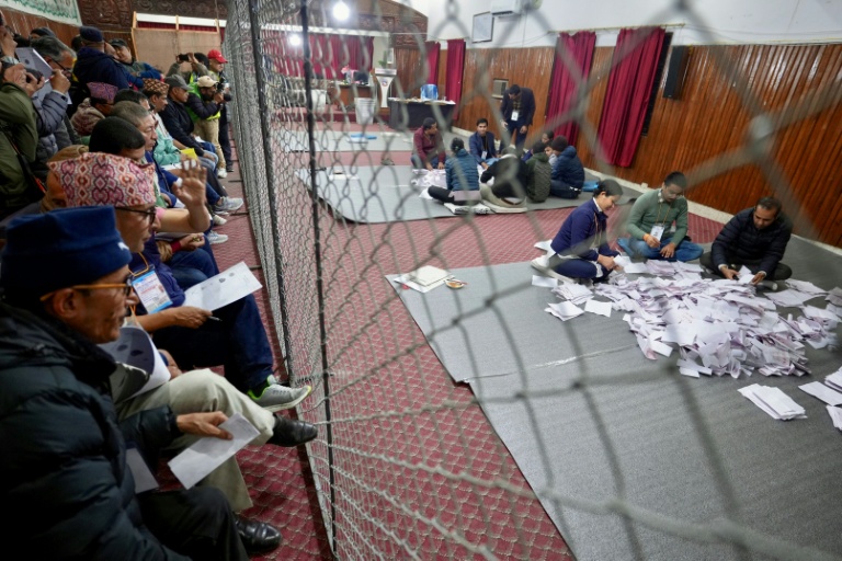 Dépouillement des bulletins de vote pour les législatives au Népal, à Katmandou, le 5 mars 2026 
