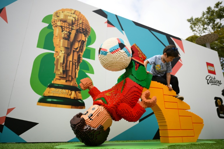 Un enfant escalade un Lego géant représentant le footballeur portugais Cristiano Ronaldo, fait de plus de 30.000 briques à Carlsbad (Etats-Unis), le 13 juin 2026