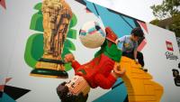 Un enfant escalade un Lego géant représentant le footballeur portugais Cristiano Ronaldo, fait de plus de 30.000 briques à Carlsbad (Etats-Unis), le 13 juin 2026