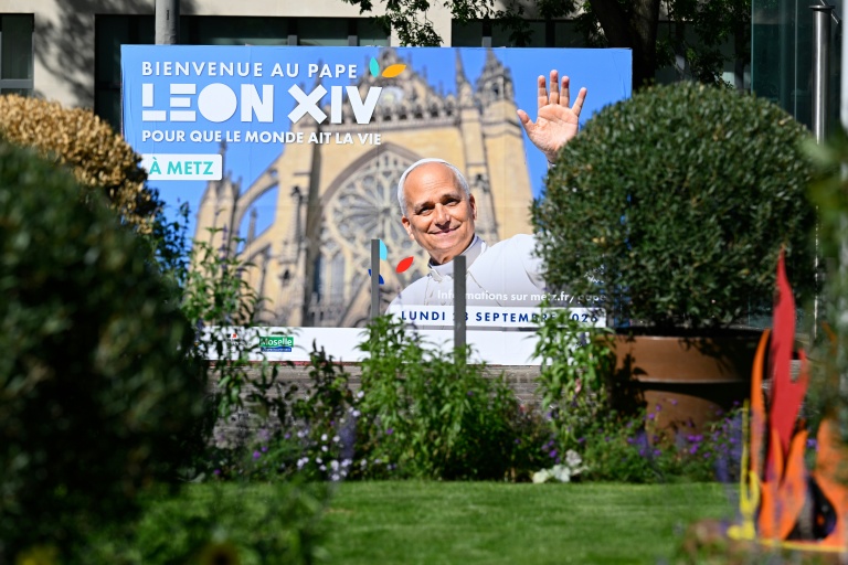 Une affiche souhaitant la bienvenue au pape Léon XIV à Metz le 22 septembre 2026