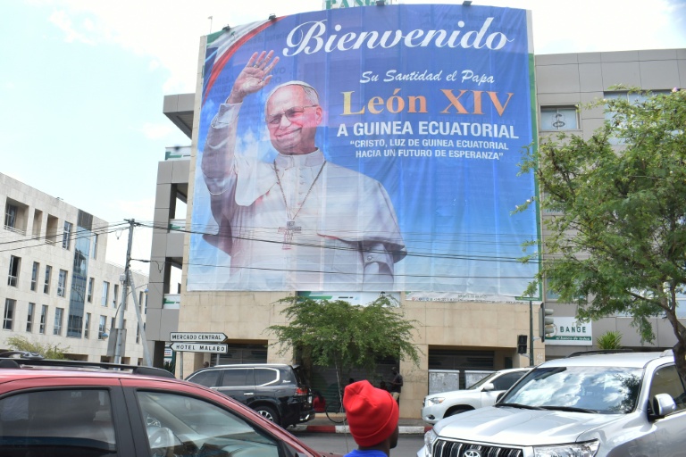 Un portrait géant du pape Léon XIV à Malabo, avant sa visite en Guinée équatoriale, le 15 avril 2026