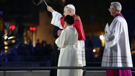 Le pape Léon XIV bénit la tour Jésus-Christ, la plus haute tour de la basilique de la Sagrada Familia, le 10 juin 2026 à Barcelone, en Espagne