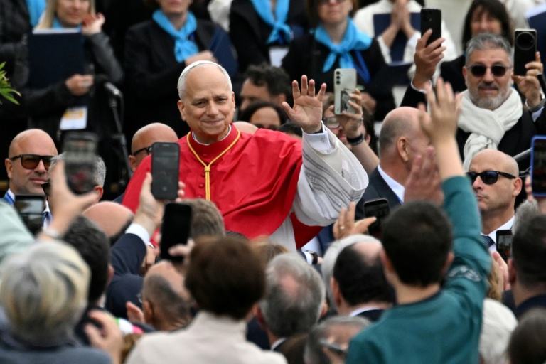 Le pape Léon XIV salue la foule lors d'une visite pastorale, le 8 mai 2026 à Pompéi, dans le sud de l'Italie 