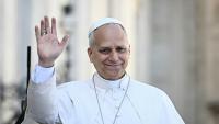 Le pape Léon XIV salue les fidèles à son arrivée en papamobile sur la place Saint-Pierre au Vatican, avant de présider son audience générale hebdomadaire, le 29 avril 2026