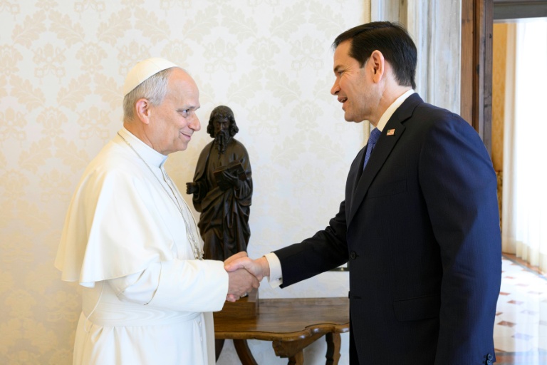 Cette photo, prise et diffusée le 7 mai 2026 par Vatican Media, montre le pape Léon XIV lors d'une audience privée avec le secrétaire d'Etat américain Marco Rubio au Vatican