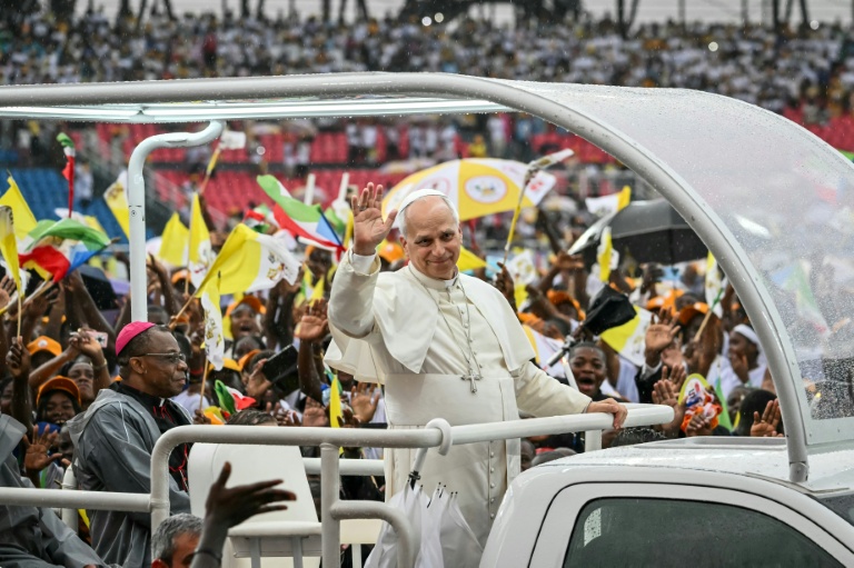 Le pape Léon XIV (au centre) salue la foule depuis la papamobile à son arrivée pour une rencontre avec des jeunes et des familles au stade de Bata, en Guinée équatoriale, le 22 avril 2026