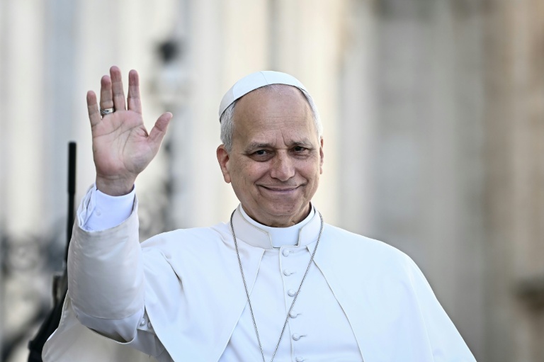 Le pape Léon XIV salue les fidèles à son arrivée en papamobile sur la place Saint-Pierre au Vatican, avant de présider son audience générale hebdomadaire, le 29 avril 2026