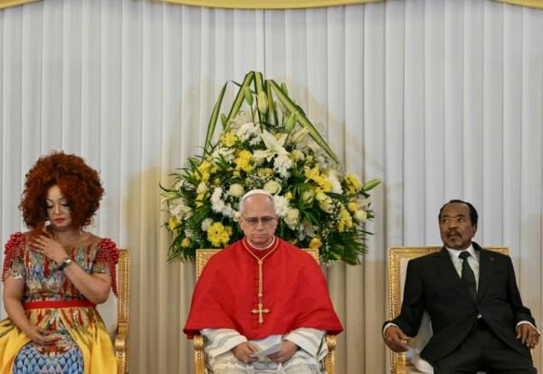 Le pape Léon XIV (C) rencontre le président du Cameroun Paul Biya (R) et la Première dame du Cameroun Chantal Biya (L) au Palais présidentiel de Yaoundé, le troisième jour d'un voyage apostolique de 11 jours en Afrique, le 15 avril 2026.