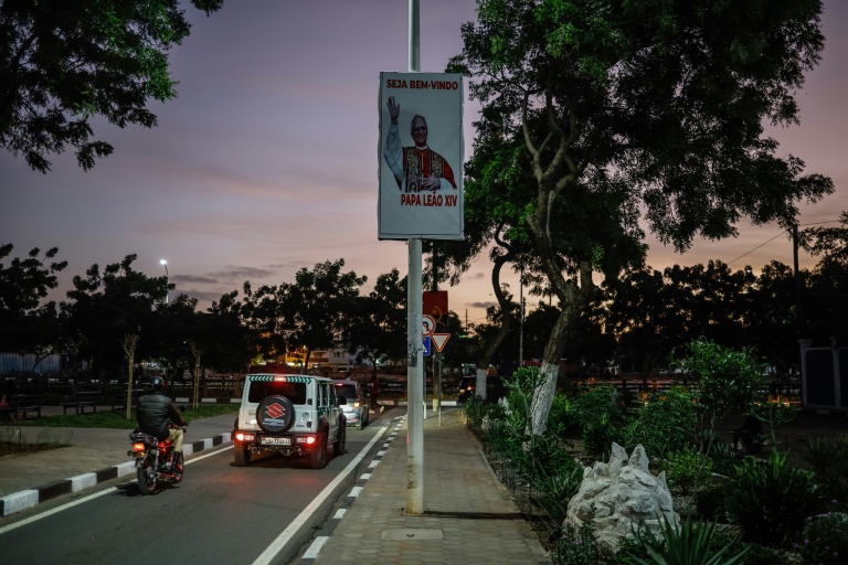 Des automobilistes passent devant une affiche souhaitant la bienvenue au pape Léon XIV avant sa visite en Angola, à Luanda, le 17 avril 2026