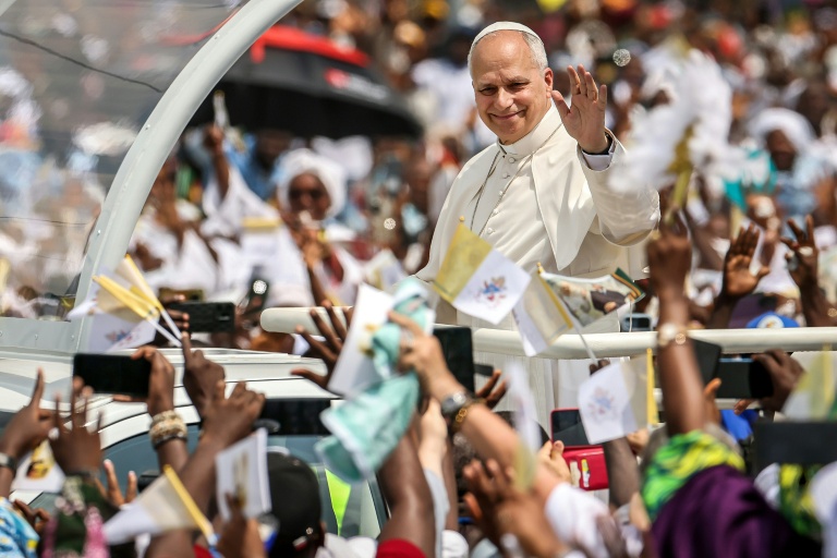Le pape Léon XIV salue la foule depuis la papamobile à son arrivée pour célébrer la messe à Douala, au Cameroun, le 17 avril 2026
