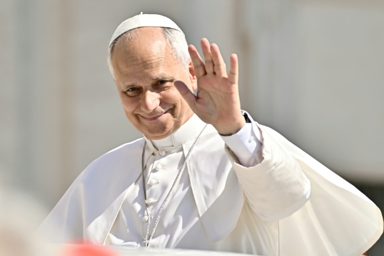 Le pape Léon XIV salue la foule lors de l'audience générale hebdomadaire sur la place Saint-Pierre, au Vatican, le 24 juin 2026