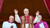 Le pape Léon XIV, Robert Francis Prevost, nouvellement élu, au balcon de la basilique Saint-Pierre au Vatican le 8 mai 2025
