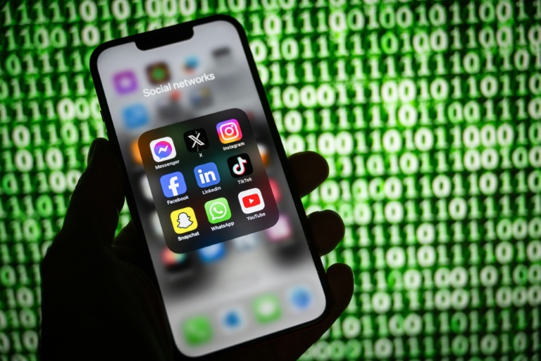 Les enfants et adolescents de 11 à 14 ans ont passé 1h47 par jour en moyenne sur les réseaux sociaux et messageries instantanées en 2025