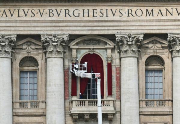 Un ouvrier sur une nacelle prépare le balcon de la loggia centrale de la basilique Saint-Pierre au Vatican où le nom du nouveau pape sera annoncé, le 5 mai 2025