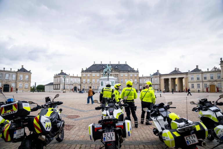 Patrouille de police près du palais d'Amalienborg à Copenhague le 29 septembre 2025 en amont de la réunion de l'UE