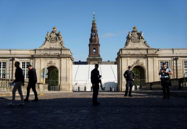 Patrouille de police près du palais de Christiansborg à Copenhague le 30 septembre 2025 en amont de la réunion de l'UE