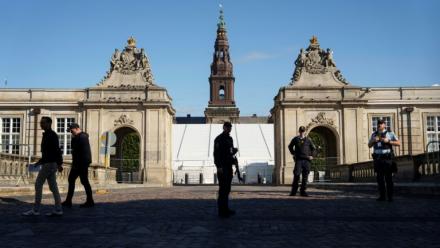 Patrouille de police près du palais de Christiansborg à Copenhague le 30 septembre 2025 en amont de la réunion de l'UE