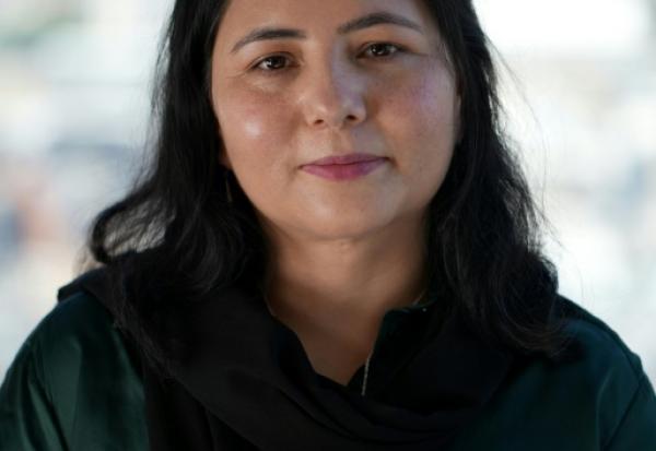 La journaliste afghane Zahra Joya lors d'un entretien à l'AFP, le 14 août 2026 à Londres 