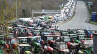 Des agriculteurs bloquent avec leurs tracteurs la frontière franco-espagnole, du côté français à Biriatou, le 7 mars 2024