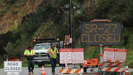 Une route fermée à la circulation à Topanga, en raison des violentes tempêtes qui frappent le sud de la Californie, le 25 décembre 2025 