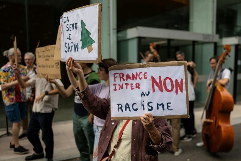 Des employés de Radio France manifestent le 13 septembre 2026 devant le siège à Paris pour protester contre l'arrivée de Charles Sapin sur France Inter