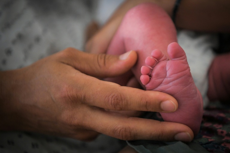Face aux difficultés rencontrées par les familles monoparentales, qui sont près de 2,4 millions en France, les assureurs cherchent à séduire cette nouvelle clientèle en développant des offres adaptées à leurs besoins