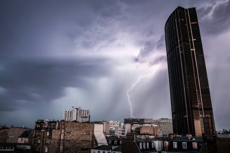 Un éclair dans un ciel d'orage près de la Tour Montparnasse à Paris, le 25 juin 2025