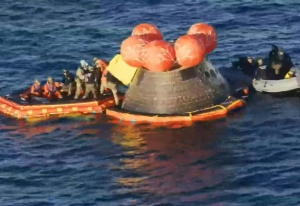 Capture d'écran du live vidéo de la Nasa montrant l'extraction des astronautes de la mission Artémis II de leur vaisseau après leur amerissage dans l'Océan Pacifique le 10 avril 2026