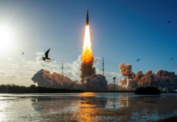 Décollage de la fusée de la mission Artémis 2 emmenant trois astronautes américains et un canadien autour de la Lune, au Kennedy Space Center à Cap Canaveral, en Floride, le 1er avril 2026