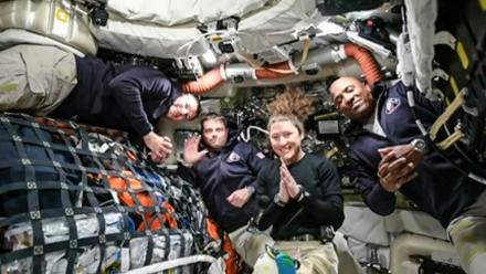 Image tirée du flux de la Nasa, publiée le 3 avril 2026, montrant les quatre membres d'équipage d'Artemis 2 alors qu'ils se dirigent vers l'orbite lunaire