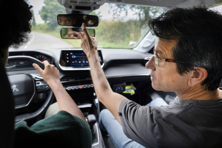 Le moniteur d'auto-école Jean-Luc Cossec et un de ses élèves, le 24 juillet 2025 à Quimper