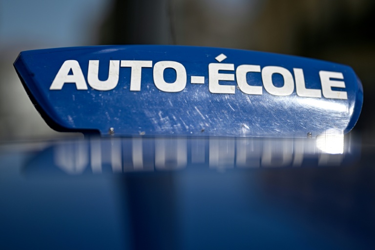 Une voiture d'auto-école à Béziers, le 18 juillet 2025