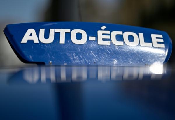 Une voiture d'auto-école à Béziers, le 18 juillet 2025