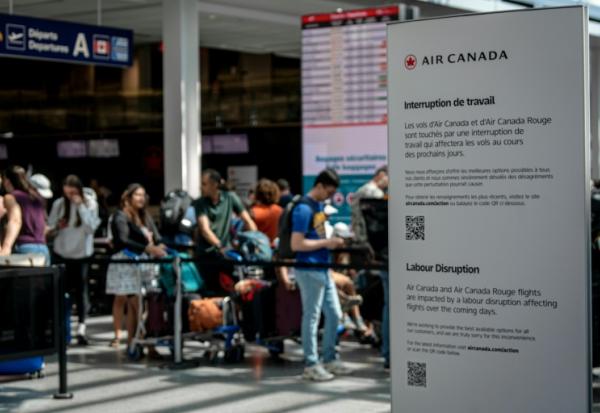 Des passagers en attente à l'aéroport de Montréal (Canada) le 16 août 2025 à la suite d'un mouvement de grève des hôtesses et stewards d'Air Canada