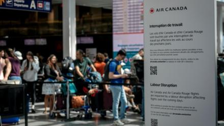 Des passagers en attente à l'aéroport de Montréal (Canada) le 16 août 2025 à la suite d'un mouvement de grève des hôtesses et stewards d'Air Canada