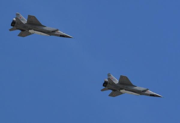 Deux MiG-31 de l'armée russe armés de missiles survolent la Place Rouge lors d'un défilé le 9 mai 2018 à Moscou
