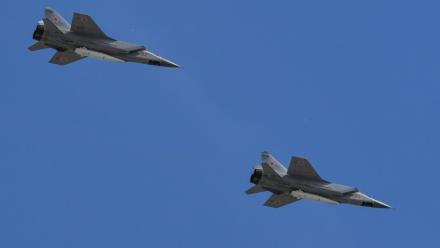 Deux MiG-31 de l'armée russe armés de missiles survolent la Place Rouge lors d'un défilé le 9 mai 2018 à Moscou