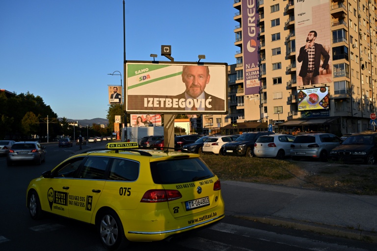 Des affiches électorales de divers partis et candidats bordent les rues de Sarajevo, le 30 septembre 2026, à quelques jours des élections générales