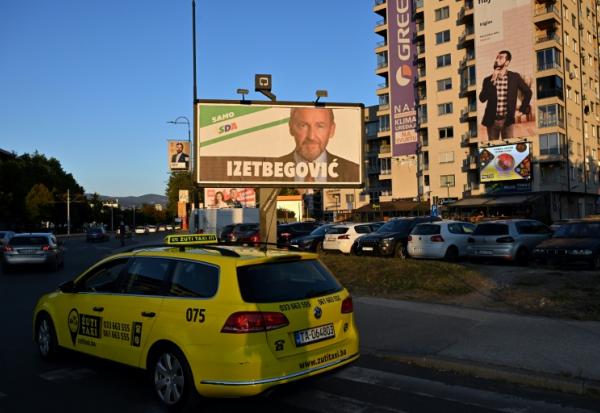 Des affiches électorales de divers partis et candidats bordent les rues de Sarajevo, le 30 septembre 2026, à quelques jours des élections générales