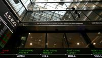 Des écrans à la Bourse de Londres le 28 avril 2026