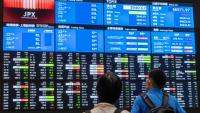 Des panneaux d'affichage électroniques indiquant les cours boursiers et les indicateurs économiques à la Bourse de Tokyo, le 1er juin 2026.