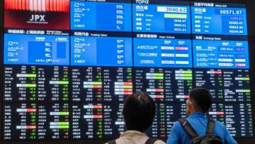 Des panneaux d'affichage électroniques indiquant les cours boursiers et les indicateurs économiques à la Bourse de Tokyo, le 1er juin 2026.
