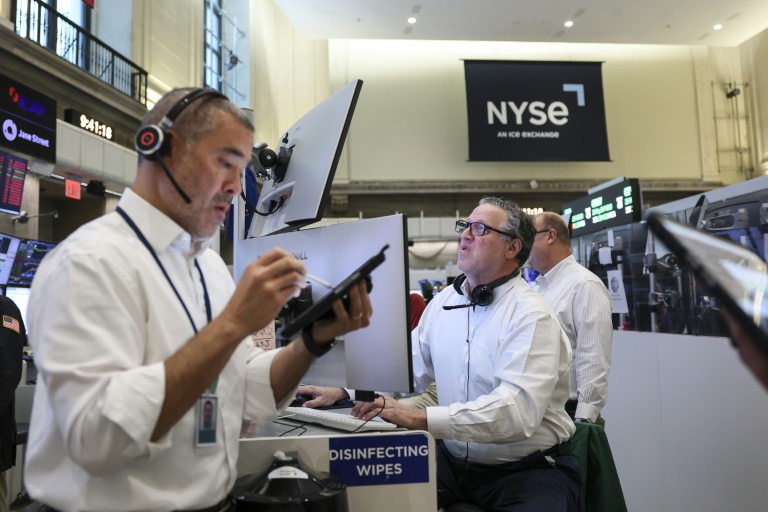 Des traders à la  Bourse de New York le 27 mai 2026